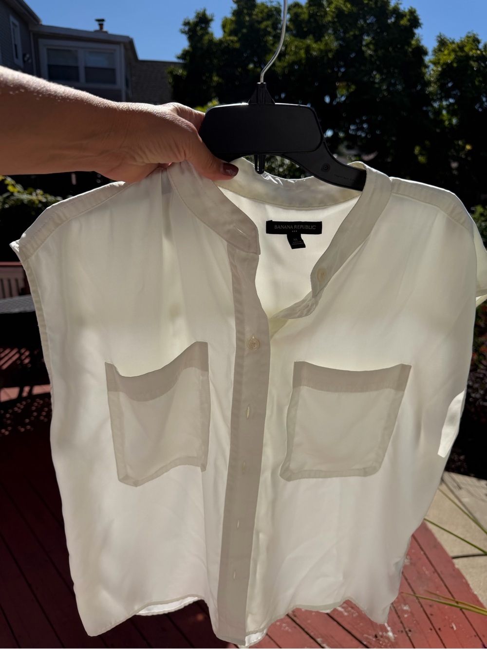 Banana Republic wom medium ivory Sleeveless Button-Down Pocket Shirt